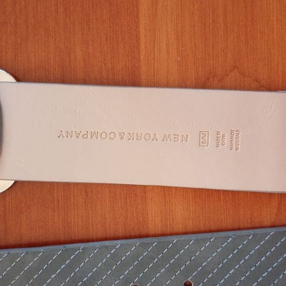 New York & Company Women's (Elasticized )Belt, Size: S/M,Gray NWT,Silver buckle - Picture 6 of 6